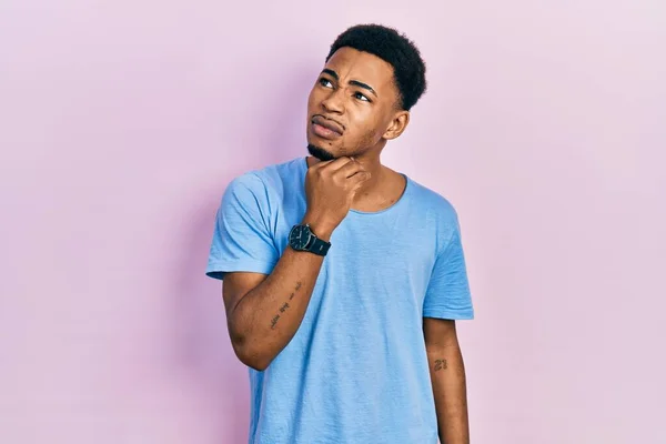 Junger Afrikanisch Amerikanischer Mann Lässigem Blauem Shirt Berührt Schmerzhaften Hals — Stockfoto