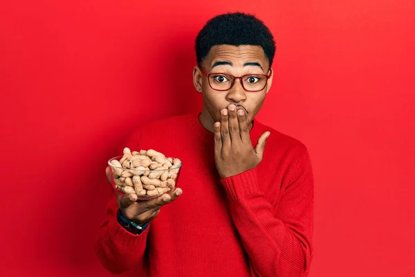 Jonge Afro Amerikaanse Man Met Pinda Die Mond Bedekken Met — Stockfoto