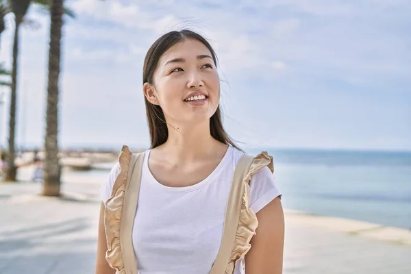 中国女孩站在海滩上笑得很开心 — 图库照片