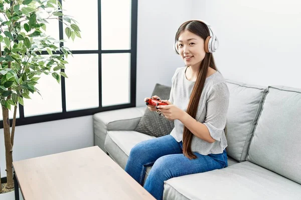 Jong Aziatische Vrouw Spelen Video Games Woonkamer — Stockfoto