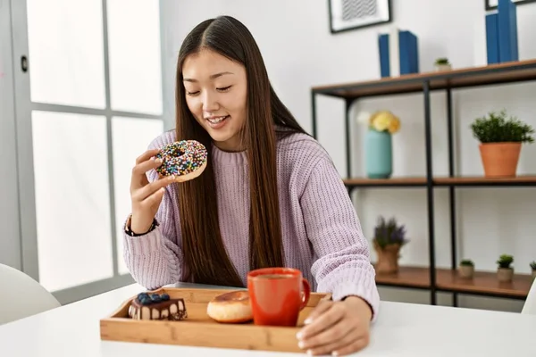 Ung Kinesisk Flicka Som Äter Frukost Sittandes Bordet Hemma — Stockfoto