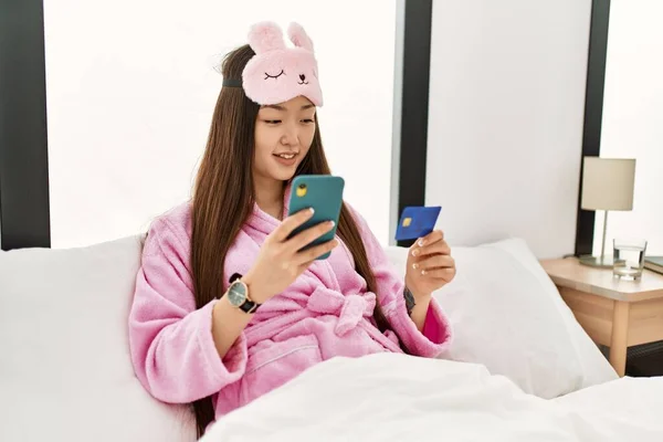 침대에 스마트폰 카드를 사용하여 — 스톡 사진