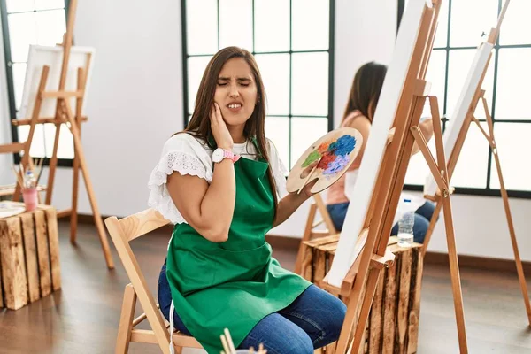 Resim Stüdyosunda Resim Yapan Genç Spanyol Ressam Kadınlar Diş Ağrısı — Stok fotoğraf