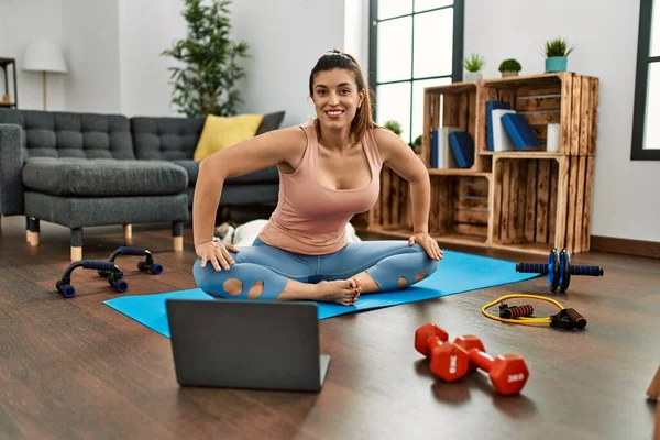 Mujer Joven Sonriendo Confiada Teniendo Clase Estiramiento Línea Casa — Foto de Stock