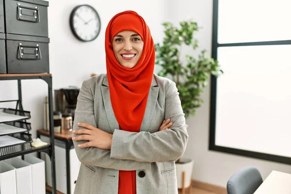 Young Woman Wearing Arabic Scarf Standing Arms Crossed Gesture Office — Zdjęcie stockowe