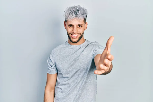 Jonge Spaanse Man Met Modern Geverfd Haar Casual Grijs Shirt — Stockfoto