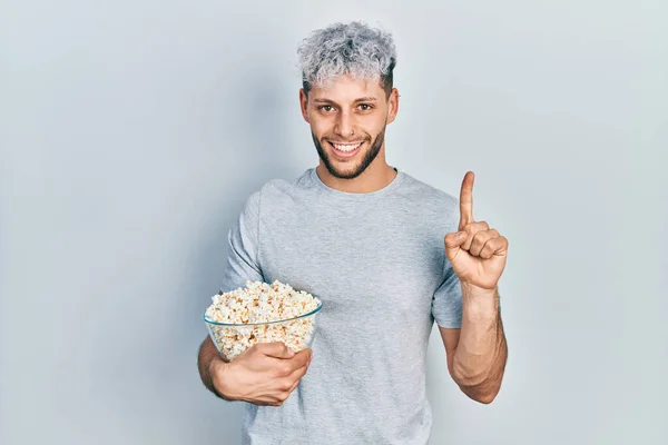 Jonge Spaanse Man Met Modern Geverfd Haar Die Popcorn Eet — Stockfoto