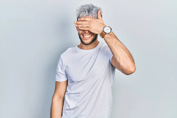 Jeune Homme Hispanique Aux Cheveux Teints Modernes Portant Shirt Blanc — Photo