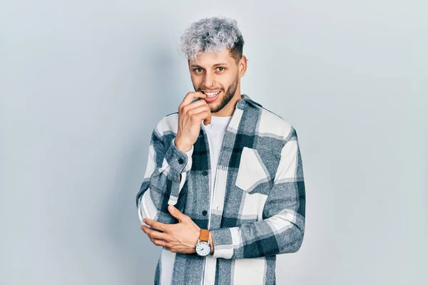 Homem Hispânico Jovem Com Cabelo Tingido Moderno Vestindo Camisa Casual — Fotografia de Stock