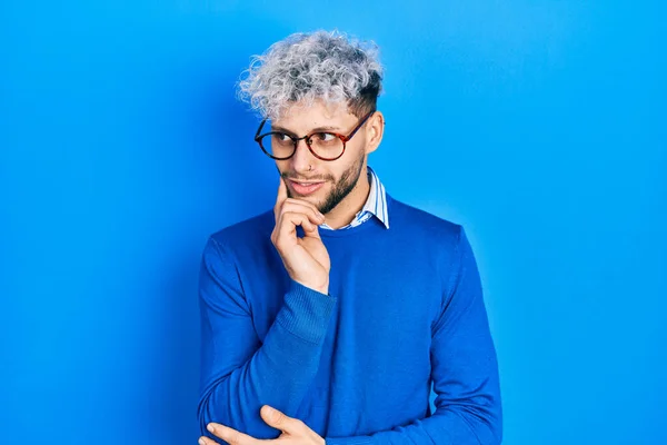 Modern Boyalı Saçlı Süveter Giyen Eli Çenesinde Gözlüklü Soru Soran — Stok fotoğraf