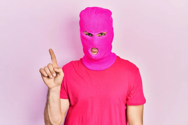 Jonge Latijns Amerikaanse Man Met Modern Geverfd Haar Draagt Roze — Stockfoto