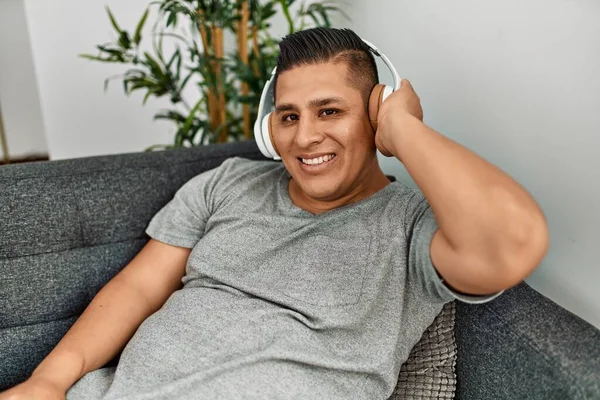 Junger Hispanischer Mann Lächelt Glücklich Und Hört Musik Hause Auf — Stockfoto