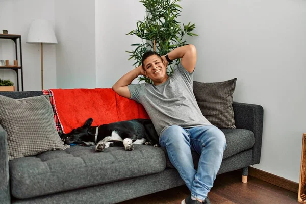 Jovem Latino Cão Sentado Sofá Casa Relaxando Esticando Braços Mãos — Fotografia de Stock