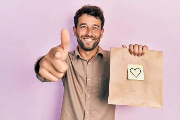 Sakallı Yakışıklı Bir Adam Elinde Bir Kese Kâğıdıyla Mutlu Komik — Stok fotoğraf