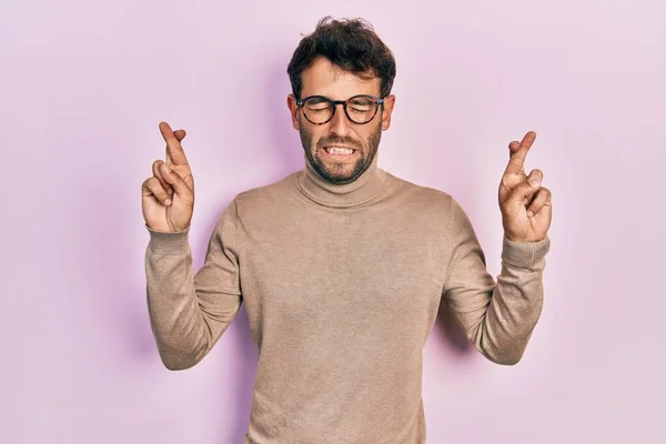 Schöner Mann Mit Bart Rollkragenpullover Und Brille Der Mit Erhobenem — Stockfoto