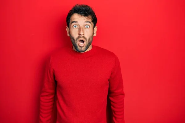 Bonito Homem Com Barba Vestindo Camisola Vermelha Casual Com Medo — Fotografia de Stock