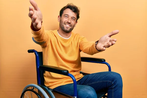 Tekerlekli Sandalyede Oturan Sakallı Yakışıklı Adam Kameraya Bakıp Sarılmak Için — Stok fotoğraf
