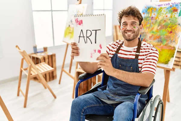 Jovem Hispânico Sentado Cadeira Rodas Segurando Caderno Arte Estúdio Arte — Fotografia de Stock