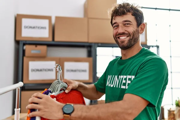 Joven Voluntario Hispano Sonriendo Feliz Trabajando Centro Caridad —  Fotos de Stock