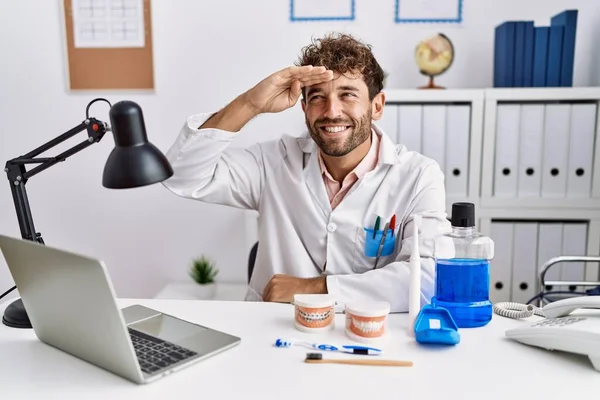 Jonge Spaanse Tandarts Die Medische Kliniek Werkt Erg Blij Glimlachend — Stockfoto