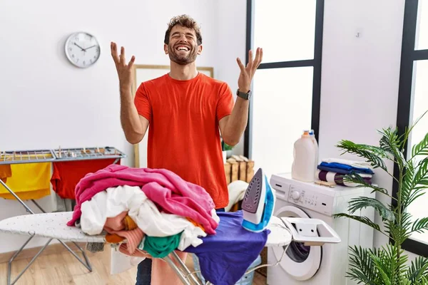 Jovem Hispânico Passando Roupas Lavanderia Comemorando Louco Louco Para Sucesso — Fotografia de Stock