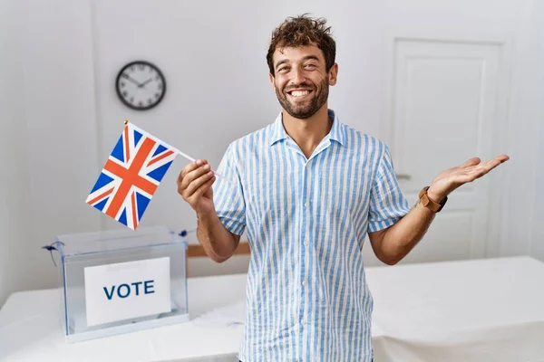 Jonge Knappe Man Bij Politieke Campagne Verkiezing Houden Van Vlag — Stockfoto