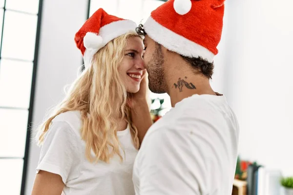 Młoda Para Uśmiechnięta Szczęśliwa Romantycznej Postawie Świątecznym Kapeluszu Domu — Zdjęcie stockowe