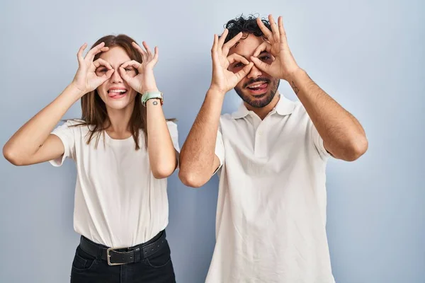 Casal Jovem Vestindo Roupas Casuais Juntos Fazendo Gesto Como Binóculos — Fotografia de Stock