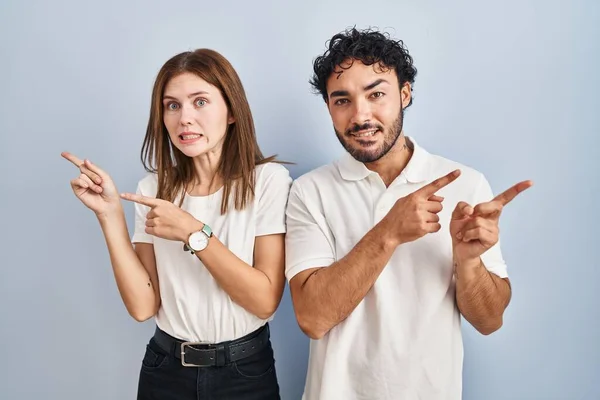 Casal Jovem Vestindo Roupas Casuais Juntos Apontando Para Lado Preocupado — Fotografia de Stock