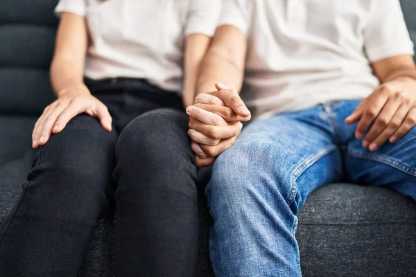 Hombre Mujer Sonriendo Confiados Con Las Manos Juntas Casa — Foto de Stock