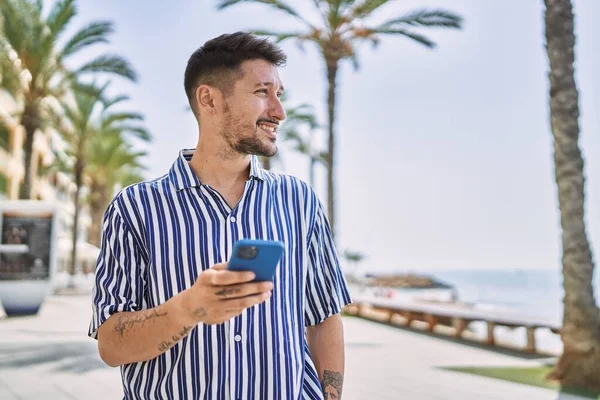 Ung Stilig Man Som Använder Smartphone Vid Havet — Stockfoto