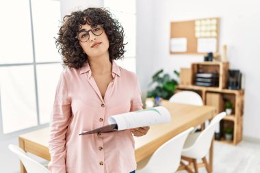 Ofiste iş elbisesi giyen genç ortadoğulu kadın uykulu ve yorgun görünüyor, yorgunluktan yorgun ve akşamdan kalma, sabahları tembel gözler.. 