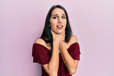 Günlük kıyafetler giyen genç İspanyol kadın boğularak can çekiştiği için bağırıyor ve boğuluyor. Sağlık problemi. Boğulma ve intihar konsepti. 