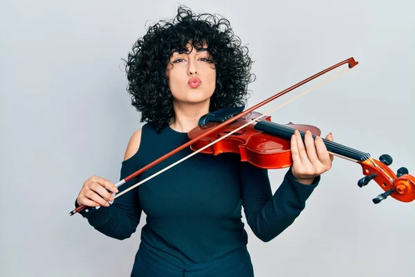 Young Middle East Woman Playing Violin Looking Camera Blowing Kiss — Stock Photo, Image