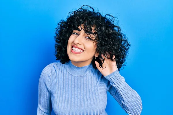 Giovane Donna Del Medio Oriente Che Indossa Abiti Casual Sorridendo — Foto Stock