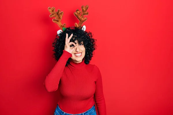 Jovem Mulher Oriente Médio Vestindo Chifres Rena Natal Bonito Fazendo — Fotografia de Stock