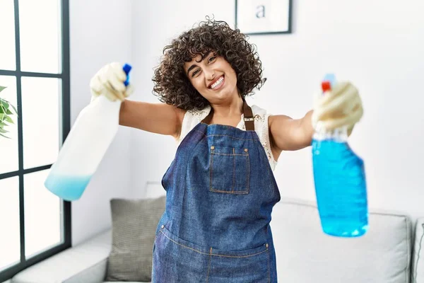 Joven Mujer Oriente Medio Sonriendo Confiado Sosteniendo Pulverizador Limpieza Casa —  Fotos de Stock