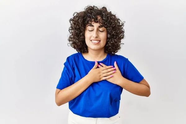 Jonge Vrouw Uit Het Midden Oosten Die Een Geïsoleerde Achtergrond — Stockfoto