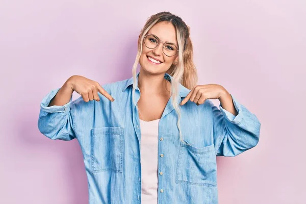 Schöne Junge Blonde Frau Lässiger Kleidung Und Brille Sieht Selbstbewusst — Stockfoto