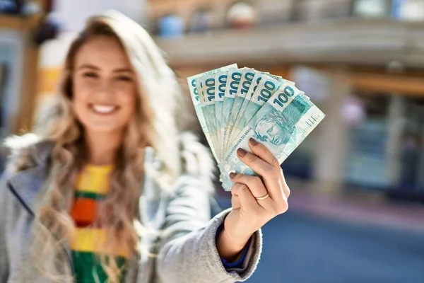 Fiatal Szőke Mosolyog Kezében Brazil Real Bankjegyek Városban — Stock Fotó