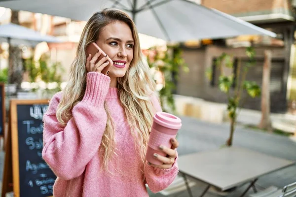 Mladá Blondýnka Mluví Telefonu Městě — Stock fotografie