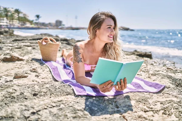 Giovane Ragazza Bionda Lettura Libro Sdraiato Sull Asciugamano Spiaggia — Foto Stock