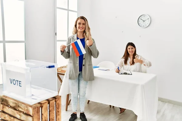 Jovem Loira Stand Político Segurando Bandeira Rússia Sorrindo Feliz Positivo — Fotografia de Stock