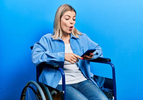 Tekerlekli Sandalyede Oturan Güzel Beyaz Kadın Akıllı Telefon Kullanıyor Korkmuş — Stok fotoğraf