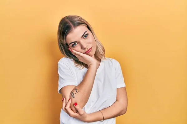 Mooie Blanke Vrouw Dragen Casual Witte Shirt Denken Kijken Moe — Stockfoto