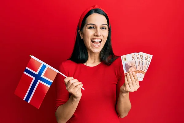 Mladá Hispánka Drží Norskou Vlajku Korunní Bankovky Slaví Bláznivé Ohromen — Stock fotografie