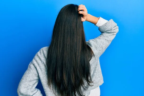 Ung Latinamerikansk Kvinna Klädd Vardagskläder Baklänges Tänker Tvivel Med Hand — Stockfoto