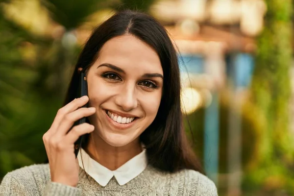 Jonge Hispanic Vrouw Glimlachen Gelukkig Praten Smartphone Stad — Stockfoto