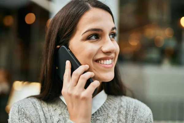 Genç Spanyol Kadın Gülümsüyor Şehirdeki Akıllı Telefondan Konuşuyor — Stok fotoğraf