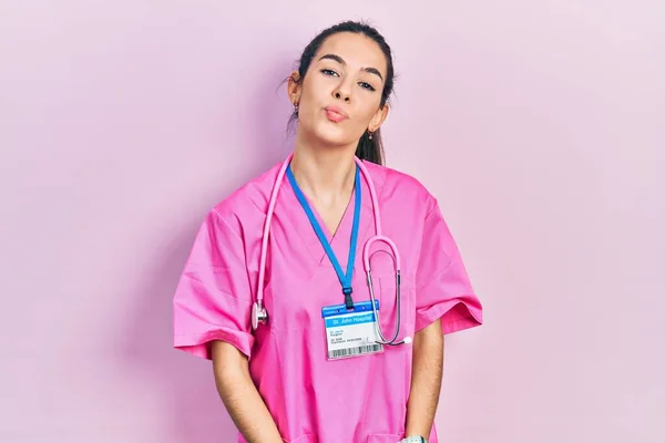 Genç Esmer Kadın Doktor Üniforması Giyiyor Steteskop Kameraya Bakıyor Canlı — Stok fotoğraf